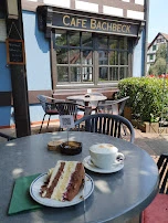 Schwarzwälder Kirsch Torte Mit Großem Milchkaffee
